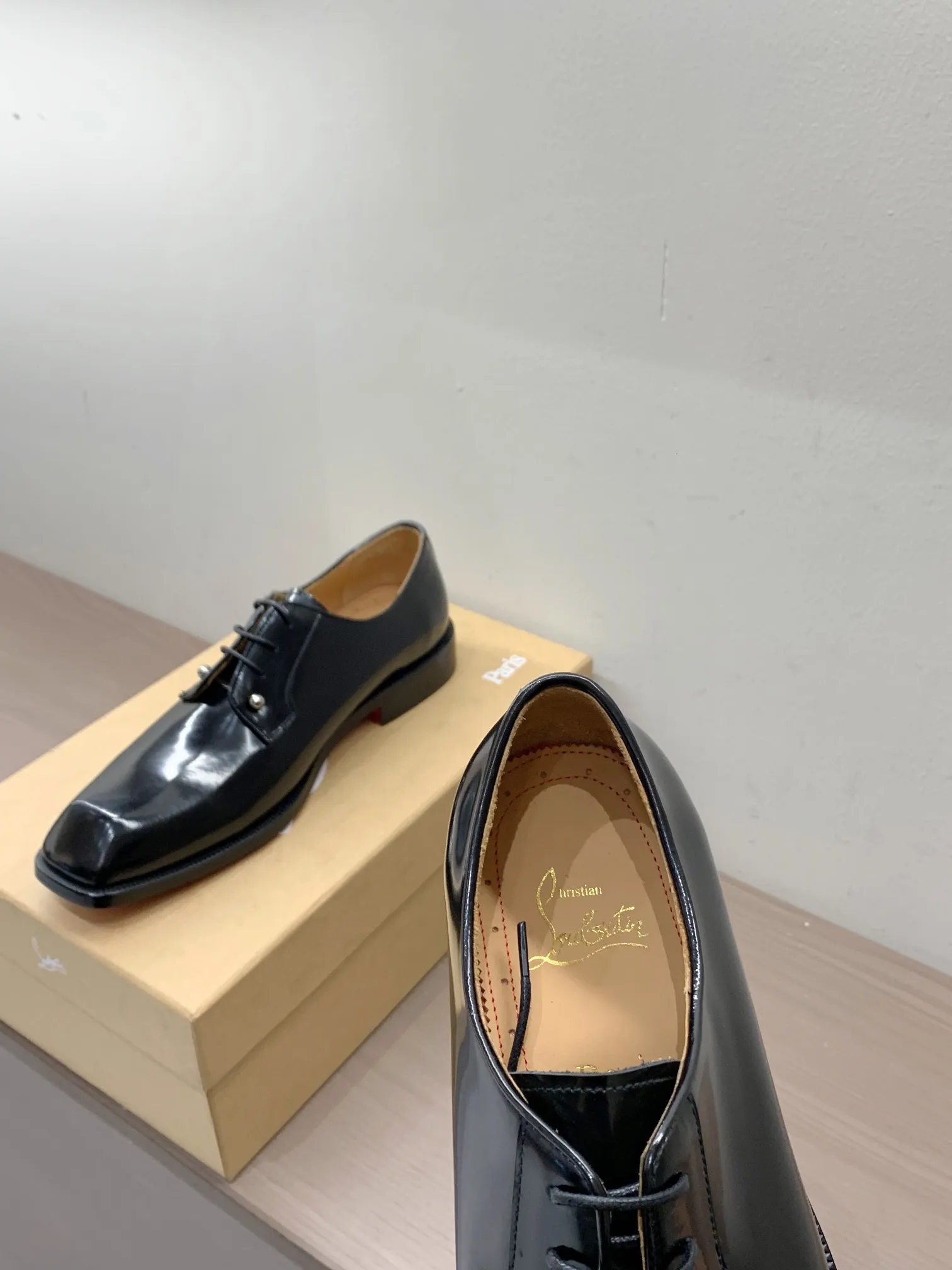 [CL red sole shoes] Top P: 1020💰 Size 39-44 (38.45.46 custom-made, non-returnable) Christian Louboutin men's classic Oxford shoes, men's business formal leather shoes💫Original molding, 1:1 replica, specially made for nobles. The unique shoe shape is unique and 100% comfortable! The whole shoe is made of imported Italian cowhide material, carefully selected, with fine pores and rich luster. Cow leather lining, soft and comfortable, sweat-absorbent and breathable. Genuine leather outsole, non-slip and wear-resistant, full of texture, elegant and luxurious overall, integrating comfort, formality and luxury! The Rolls Royce of shoes!